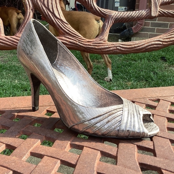 Aidrianna Papell Boutique Silver Metallic Satin Peep Toe Pump Heels Size 8.5 - Picture 3 of 10
